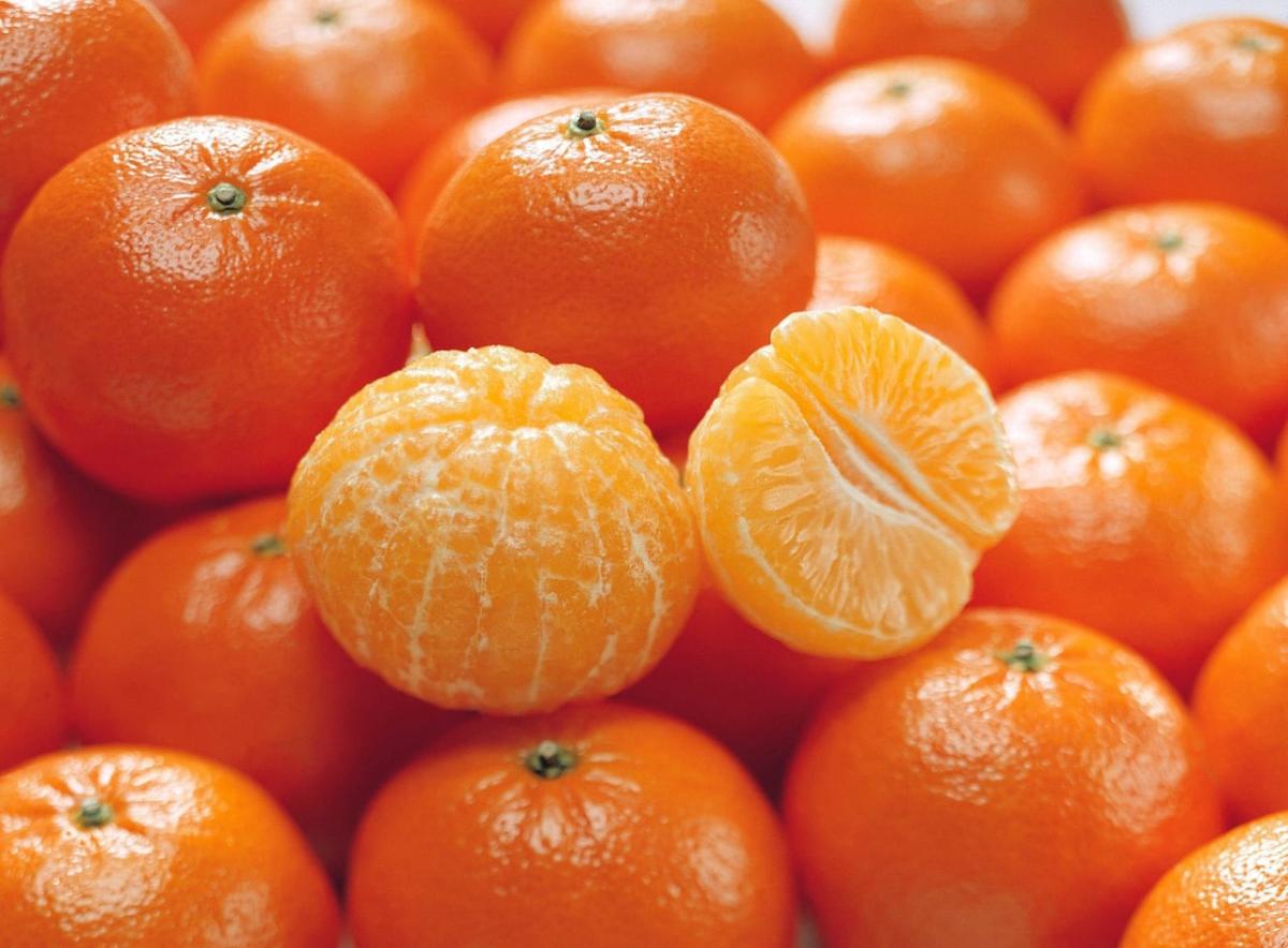 Which Small Orange Fruits Are Edible and Nutritious?